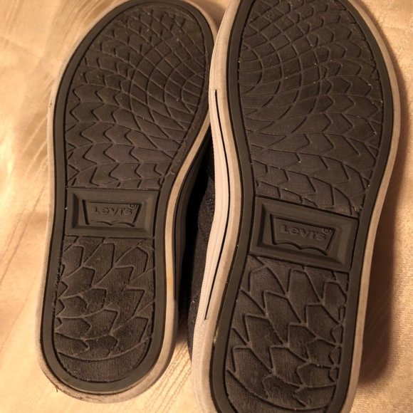 Youth size 12 Levi’s sneakers - Picture 3 of 5